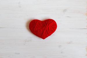rojo corazón conformado de coser hilo para san valentin día foto