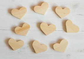 de madera corazones en blanco de madera antecedentes foto