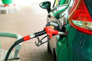 coche repostaje en un gasolina estación foto