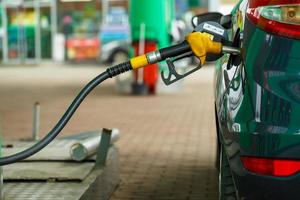 coche repostaje en un gasolina estación foto