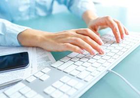 mujer oficina trabajador mecanografía en el teclado foto