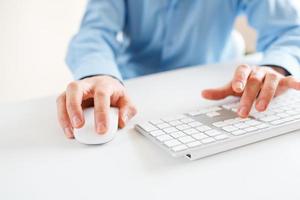 hombres oficina trabajador mecanografía en el teclado foto