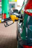 coche repostaje en un gasolina estación foto