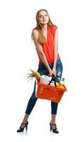 contento mujer participación un cesta lleno de sano alimento. compras foto
