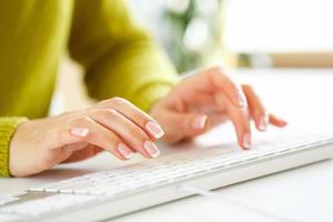 mujer oficina trabajador mecanografía en el teclado foto