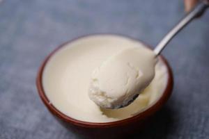 yogur fresco en un recipiente sobre la mesa foto