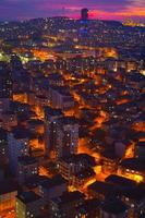 alto ángulo ver de residencias edificios a noche en Estanbul ciudad foto