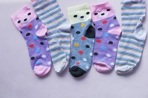 calcetines multicolores para niños en la mesa foto