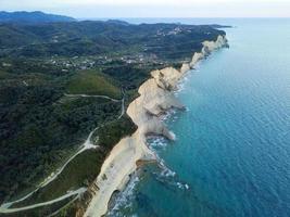 pintoresco costa de corfú isla. hermosa mar paisaje foto