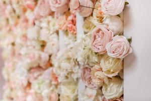 fondo de pared de flores con increíbles rosas rosadas y blancas, peonías y hortensias, decoraciones de boda, hechas a mano. foto