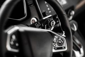 detalles del elegante interior del coche, interior de cuero foto