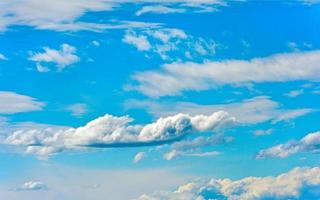 Photo blue sky background with cloud in sunshine day