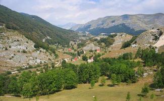 escénico panorama ver de un pintoresco montaña pueblo en montenegro foto