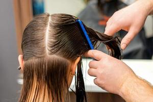 peluquero peinada pelo de mujer foto