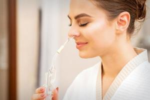 mujer recepción esencial petróleo inhalador foto