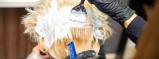 pelo estilista tintura pelo de mujer foto