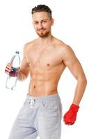 deporte atractivo hombre vistiendo boxeo vendajes y Bebiendo Fresco agua foto