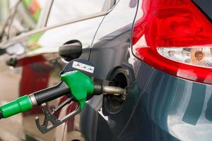 coche repostaje en un gasolina estación foto