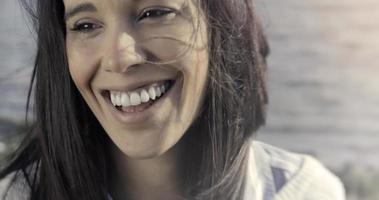 hermosa mujer riendo y sonriente en un soleado día por el río vale la pena Perfecto blanco dientes foto