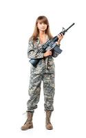 soldado joven bello niña vestido en un camuflaje con un pistola en su mano en blanco foto