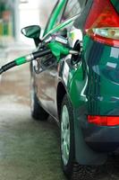 coche repostaje en un gasolina estación en invierno cerca arriba foto