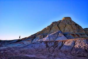 trekking en el wucai ciudad escénico zona cerca urumqi, Xinjiang, tiene un magnífico y deslumbrante ver de el danxia forma de relieve foto