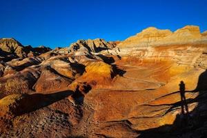 trekking en el wucai ciudad escénico zona cerca urumqi, Xinjiang, tiene un magnífico y deslumbrante ver de el danxia forma de relieve foto