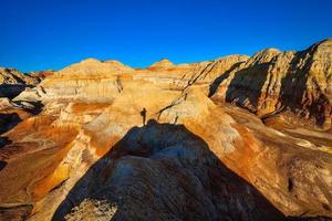 trekking en el wucai ciudad escénico zona cerca urumqi, Xinjiang, tiene un magnífico y deslumbrante ver de el danxia forma de relieve foto