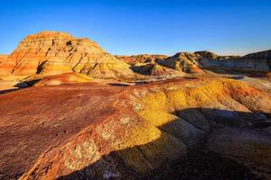 trekking en el wucai ciudad escénico zona cerca urumqi, Xinjiang, tiene un magnífico y deslumbrante ver de el danxia forma de relieve foto