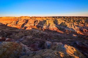 trekking en el wucai ciudad escénico zona cerca urumqi, Xinjiang, tiene un magnífico y deslumbrante ver de el danxia forma de relieve foto