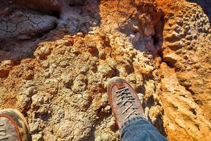 trekking en el wucai ciudad escénico zona cerca urumqi, Xinjiang, tiene un magnífico y deslumbrante ver de el danxia forma de relieve foto