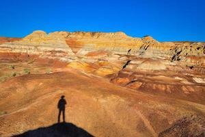 trekking en el wucai ciudad escénico zona cerca urumqi, Xinjiang, tiene un magnífico y deslumbrante ver de el danxia forma de relieve foto