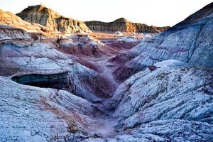 trekking en el wucai ciudad escénico zona cerca urumqi, Xinjiang, tiene un magnífico y deslumbrante ver de el danxia forma de relieve foto