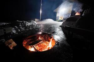 A la parrilla Fresco Mariscos con pescado a noche parilla. foto