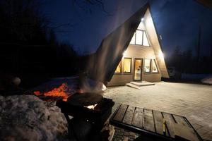 madera despedido parilla en contra triángulo país casa a noche. foto