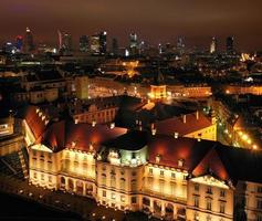 aéreo ver de el real castillo en el antiguo pueblo a noche, varsovia, Polonia foto