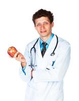 retrato de un sonriente masculino médico participación rojo manzana en blanco foto