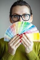 mujer con un rojo labios mirando a un color pintar paleta foto