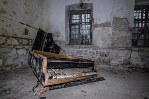 antiguo piano en arruinado edificio foto