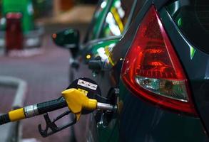 coche repostaje en un gasolina estación a noche foto