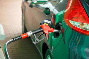 coche repostaje en un gasolina estación foto