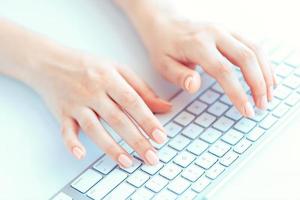 manos femeninas o trabajadora de oficina escribiendo en el teclado foto