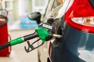 coche repostaje en un gasolina estación foto