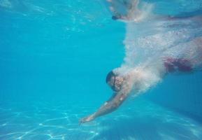 barba hombre con lentes buceo en un piscina foto