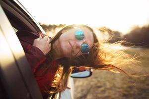 mujer de viaje en un coche foto