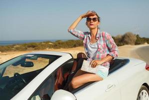 mujer de viaje en un coche foto