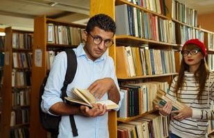 joven Pareja a el biblioteca foto