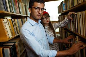 joven Pareja a el biblioteca foto