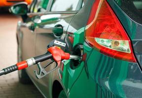 coche repostaje en un gasolina estación foto