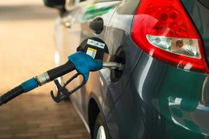 coche repostaje en un gasolina estación foto